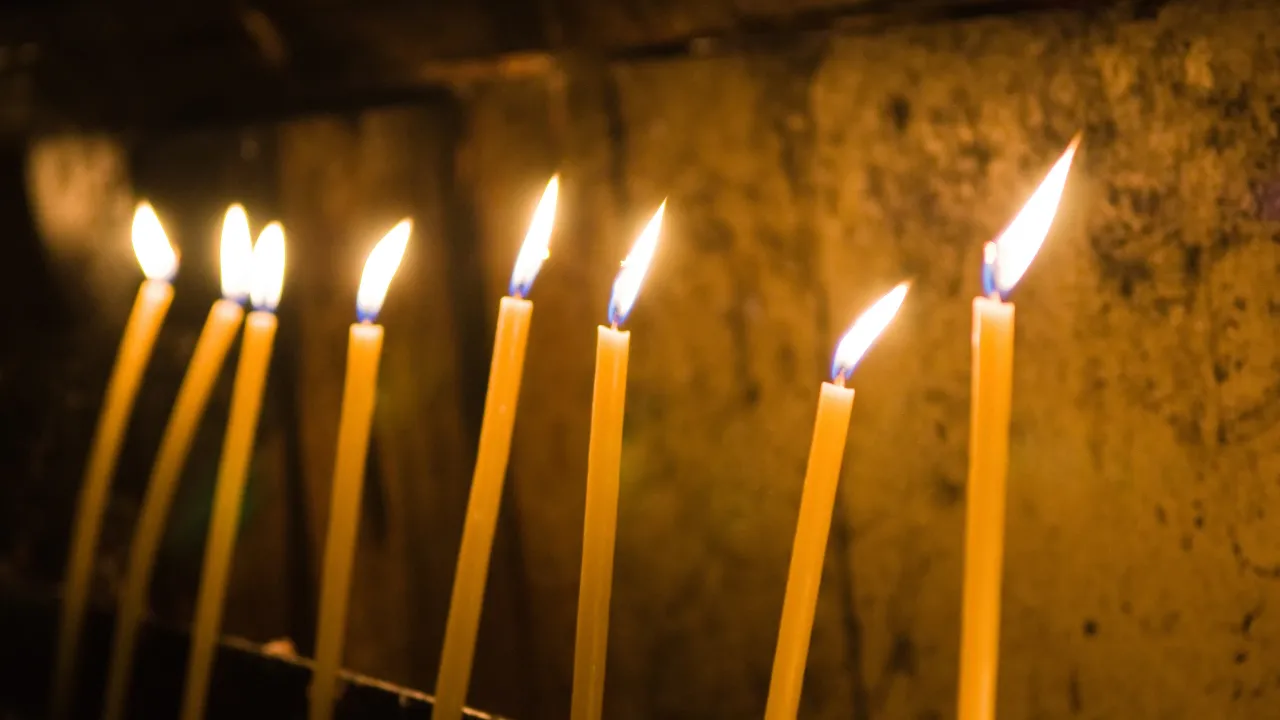 Не накликати біду: коли паління церковних свічок вдома вважається гріхом 