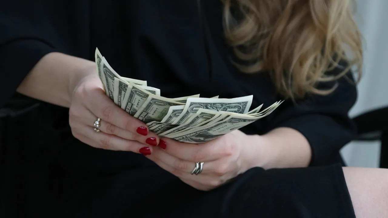 Коли найвигідніше купувати долари та євро: експерт назвав оптимальні дні 