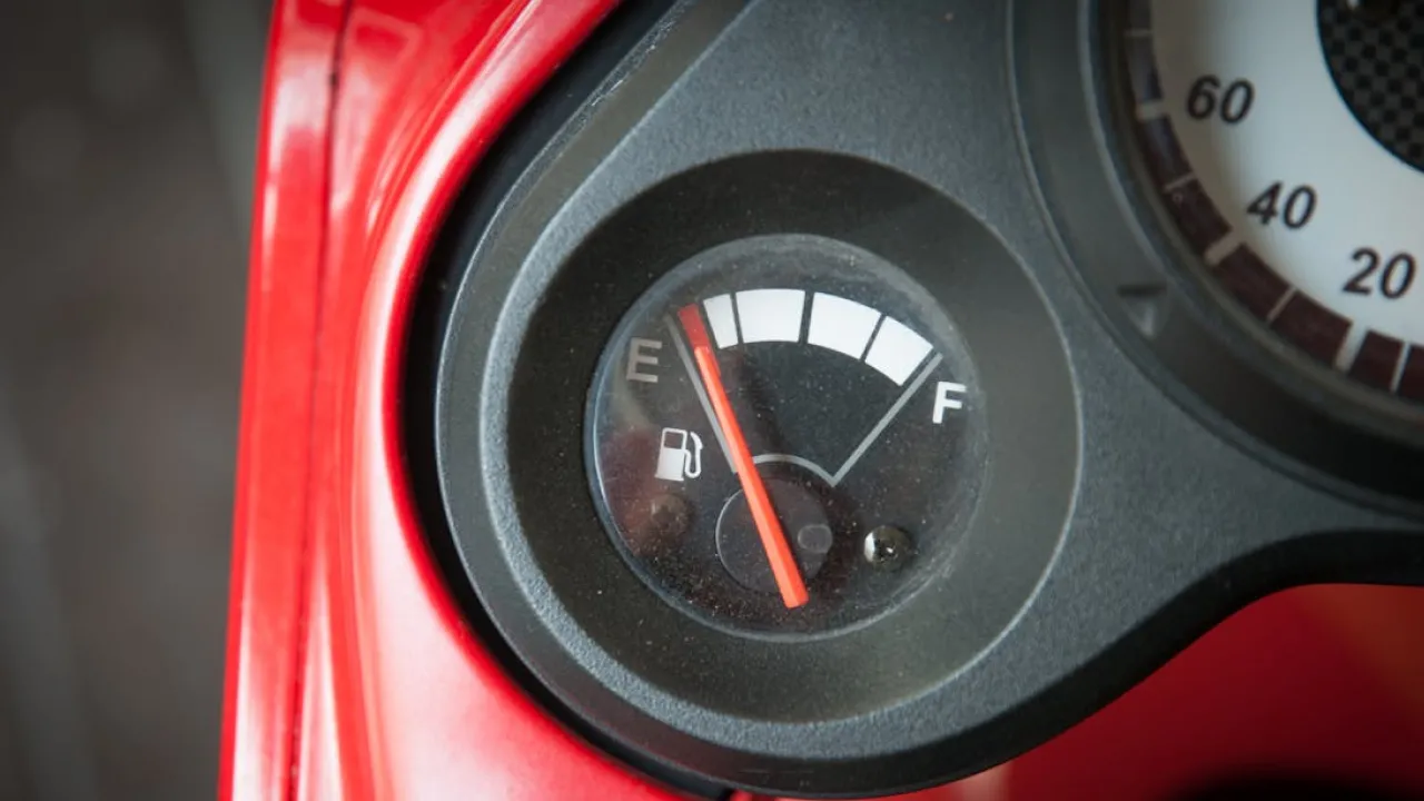 Порожній бак і великі проблеми: чим ризикують водії без пального 