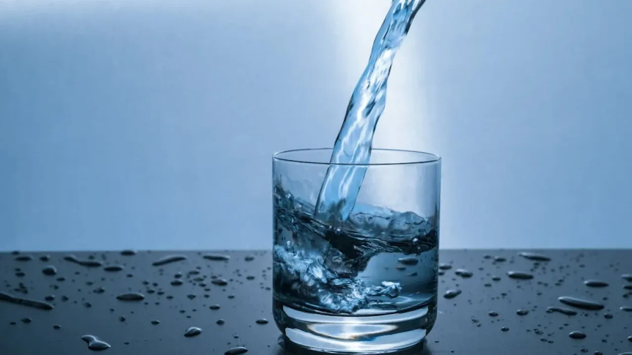 Скільки води пити щодня: практичні поради та формули 