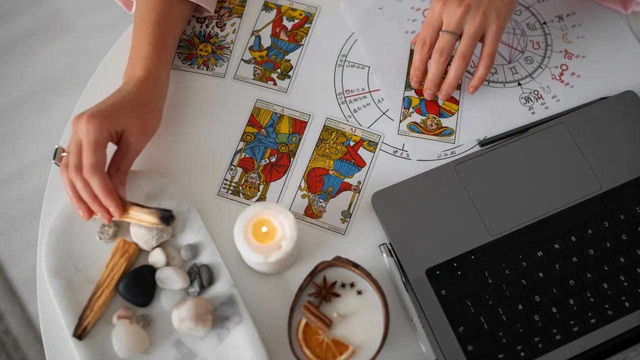 Гороскоп на 19 жовтня 2025 року за картами Таро для всіх знаків Зодіаку 