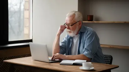 Пенсія чи зарплата: хто не може отримувати обидва доходи одночасно - фото