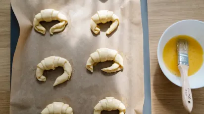 Як приготувати ніжні сирні булочки: простий домашній рецепт - фото