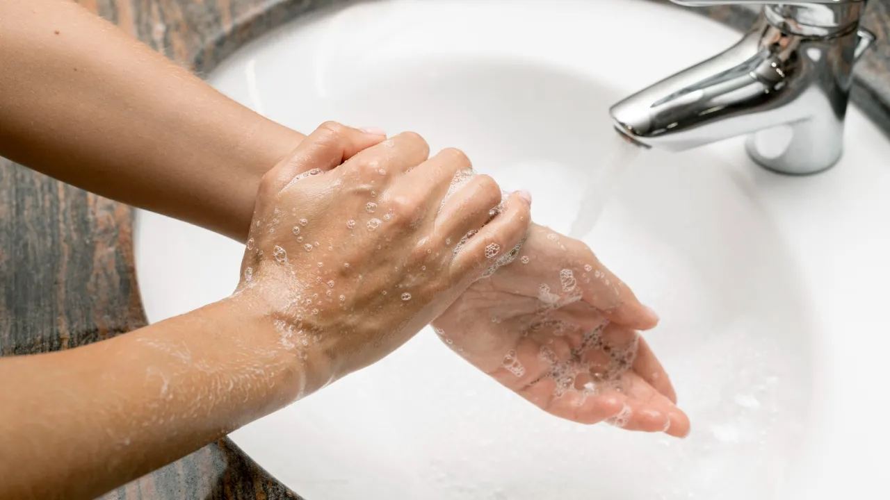 Чорні руки після грибів: що робити, якщо мило не допомагає 