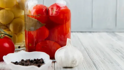 Секретний інгредієнт для помідорів на зиму: додайте це і смак стане неймовірним - фото