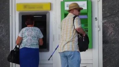 Одна помилка біля банкомата може коштувати всієї зарплати: що обов’язково слід зробити після зняття грошей - фото