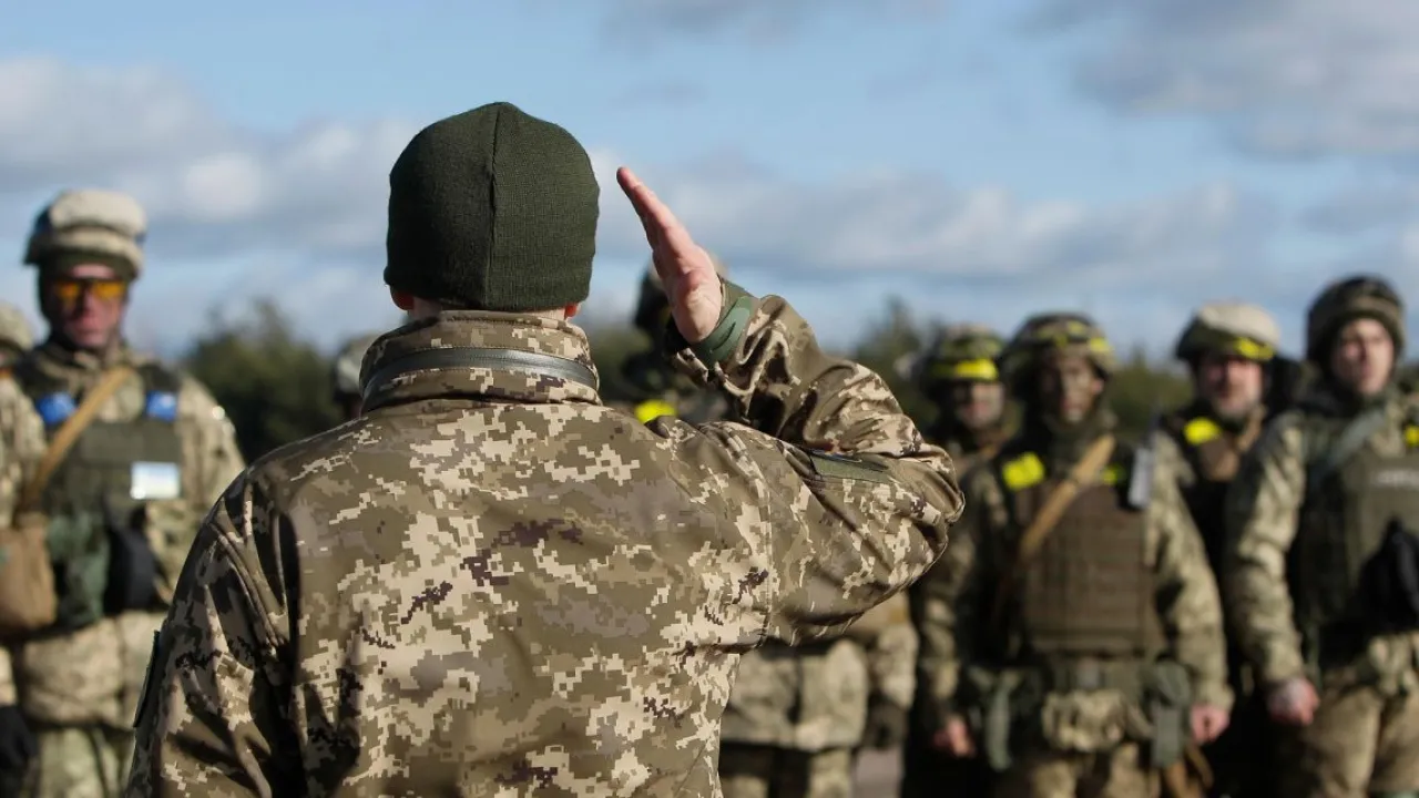 ТЦК почали оголошувати у розшук чоловіків за кордоном: чим це для них загрожує? 