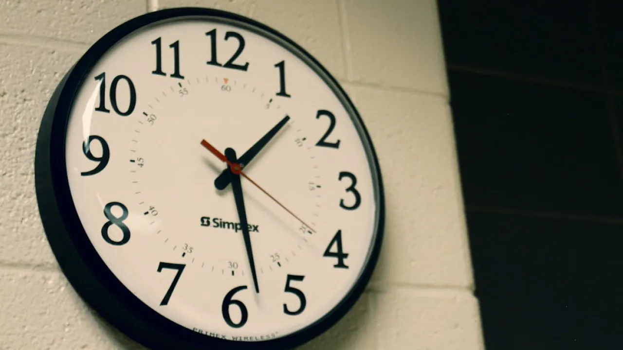 Коли переводять годинник на зимовий час 2025: названо дату 