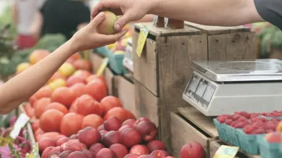 Які банкноти не приймають у супермаркетах: куди скаржитися покупцям - фото