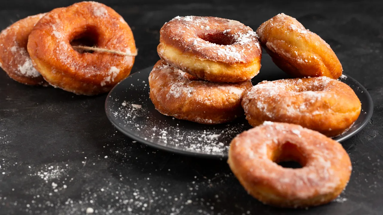 Пухкі пончики на кефірі: секрет ідеальної скоринки та м’якої серединки 