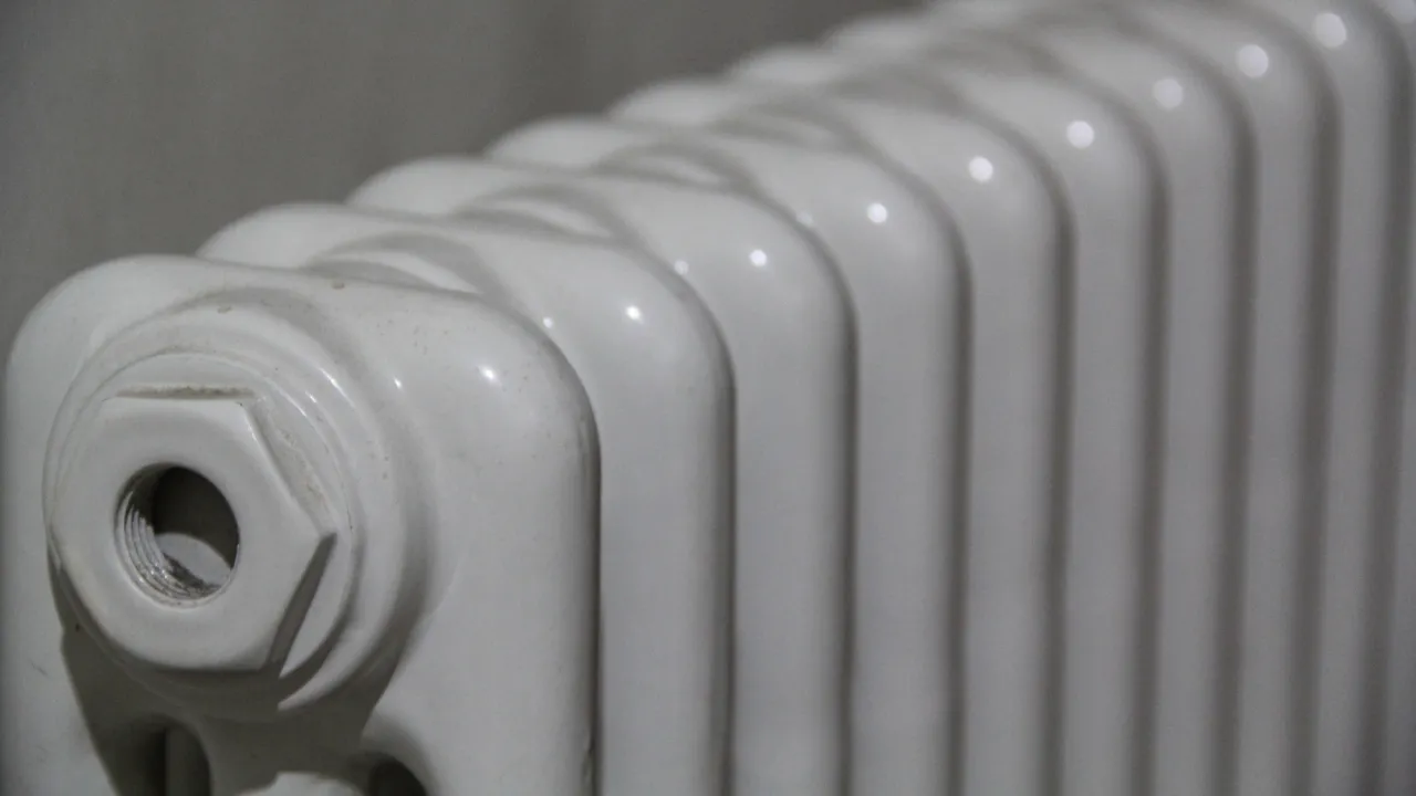 Простий трюк із фольгою, який підвищує температуру вдома на кілька градусів 