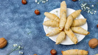 Ніжні рогалики на смальці — смачний рецепт із дитинства - фото