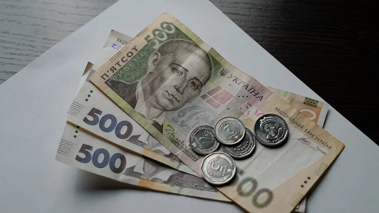 Українцям 40+ виплатять по 2000 грн: на що можна витратити 