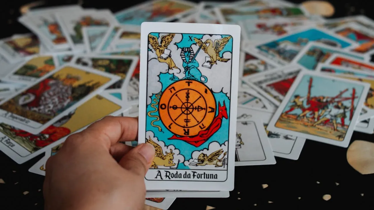 Гороскоп на 27 жовтня 2025 року за картами Таро для всіх знаків Зодіаку 