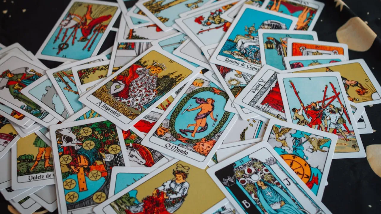 Гороскоп на 28 жовтня 2025 року за картами Таро для всіх знаків Зодіаку 