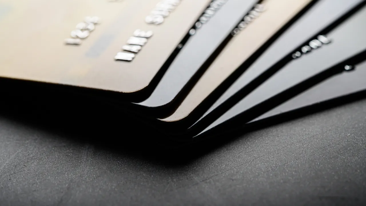 Банки блокують картки українців: які операції та слова у платежах викликають підозру 