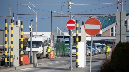 Хто з чоловіків зможе виїжджати з України з листопада: офіційний список - фото