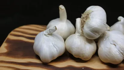 Чим накрити грядку з озимим часником і цибулею: чи варто взагалі це робити - фото