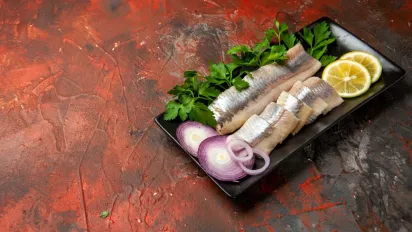 Пересолений оселедець: дізнайтесь, як швидко зробити його ідеальним на смак - фото