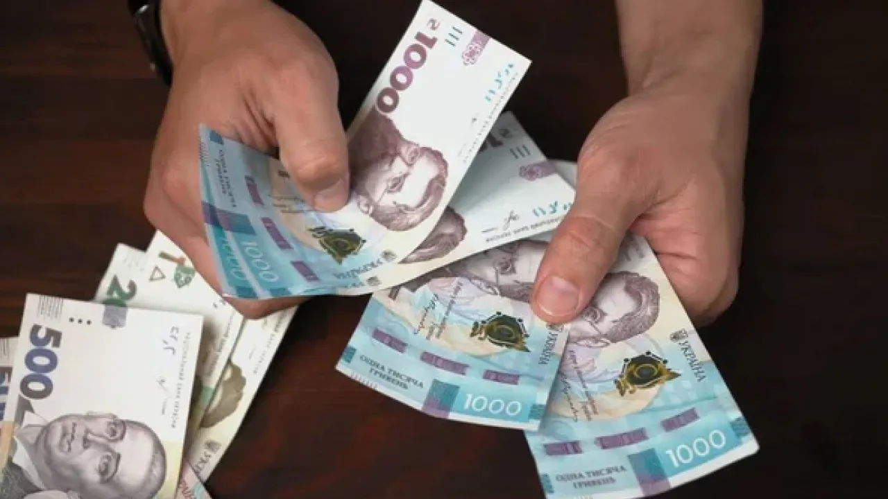 До 24 000 гривень щомісяця: кому передбачені державні виплати 