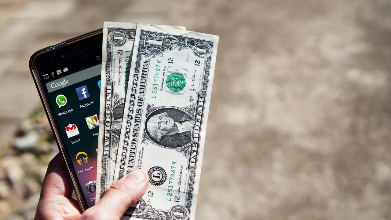 Нові 100 доларів: як відрізнити справжню купюру від підробки 