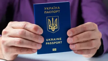 Чи можуть українцям вручати повістки за кордоном: пояснення юриста - фото