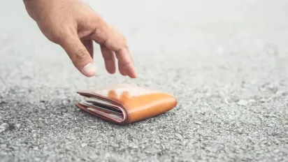 Не підіймайте це із землі: речі, які приносять біду за народними прикметами - фото