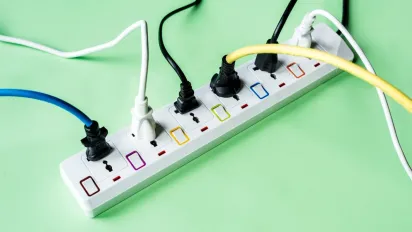 Які прилади споживають електроенергію навіть у вимкненому стані: що варто завжди виймати з розетки - фото