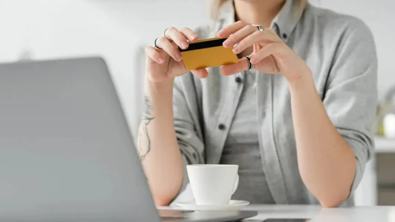 Банки різко обмежують перекази між картками: кого торкнуться нові ліміти 