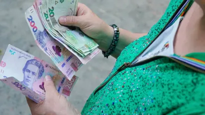 Допомога 10 000 грн для пенсіонерів 65+: хто має право і як отримати виплату - фото