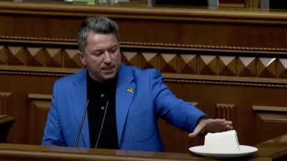 "Досить труїти наших дітей!": В Україні набув чинності закон про заборону трансжирів - фото