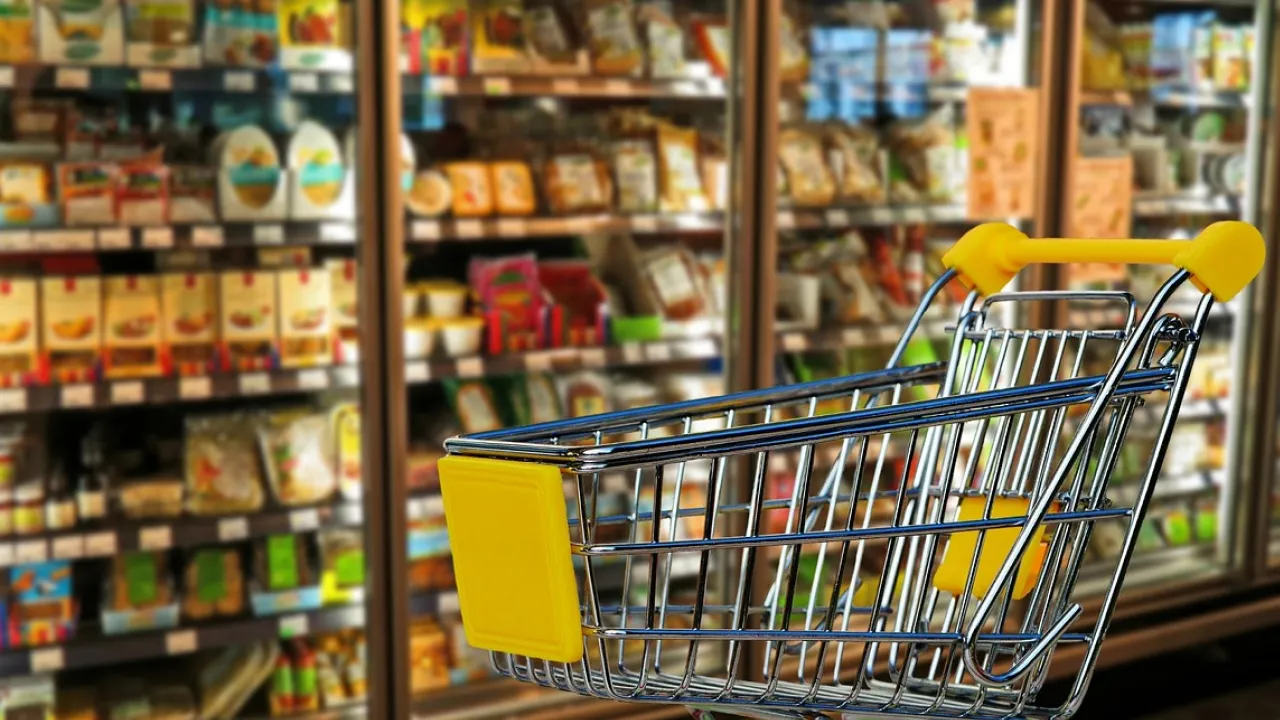 Люди купують його кілограмами: в Україні підскочили ціни на базовий продукт 