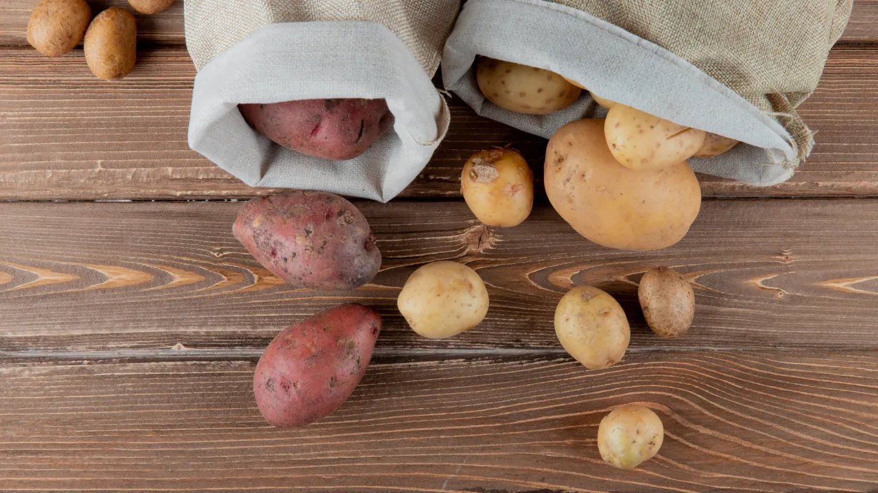 Не давайте картоплі прорости: проста трава збереже її свіжою всю зиму 