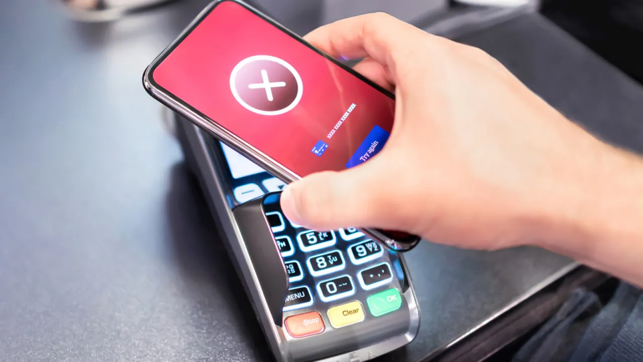 Великий український банк блокує карти: яка операція може залишити без доступу до коштів 