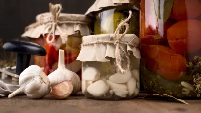 Скільки років можна зберігати консервацію: лікарка пояснила, коли такі запаси стають небезпечними - фото