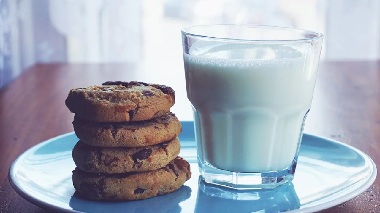 5 молочних напоїв, які дійсно зміцнюють здоров’я: що обрати і чому 