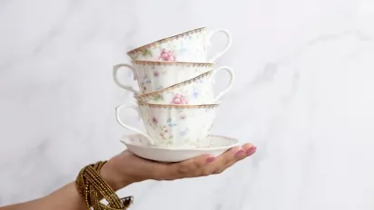 Як зняти наліпку з посуду за 2 хвилини: метод із феном, про який знають не всі - фото