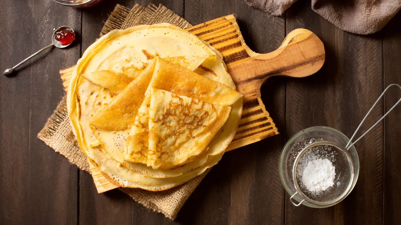 Чому млинці на кефірі постійно рвуться: головна помилка, про яку мовчать рецепти 