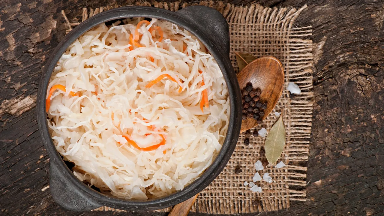 Чому квашена капуста псується та стає слизькою — і як зробити, щоб вона завжди лишалась хрусткою 