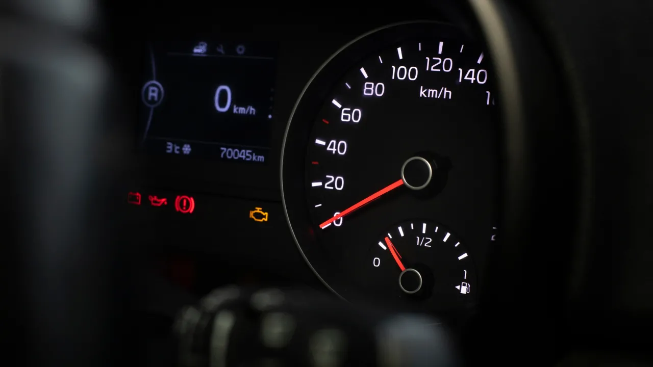 Чому спідометр і навігатор показують різну швидкість: що впливає на вимірювання та яким даним довіряти 