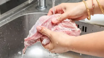 Чому не можна мити сире м’ясо: ризик, про який більшість не здогадується - фото