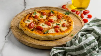 Піца за 15 хвилин на сковороді: рецепт, який завжди рятує, коли немає часу - фото