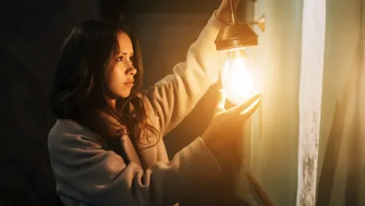 Світло вимикають усе частіше: 5 речей, які врятують ваш дім під час тривалих відключень - фото