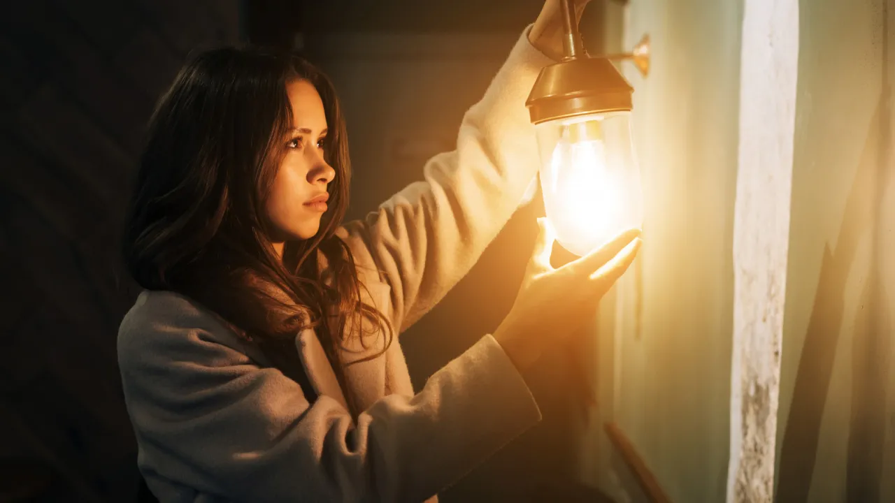 Світло вимикають усе частіше: 5 речей, які врятують ваш дім під час тривалих відключень 