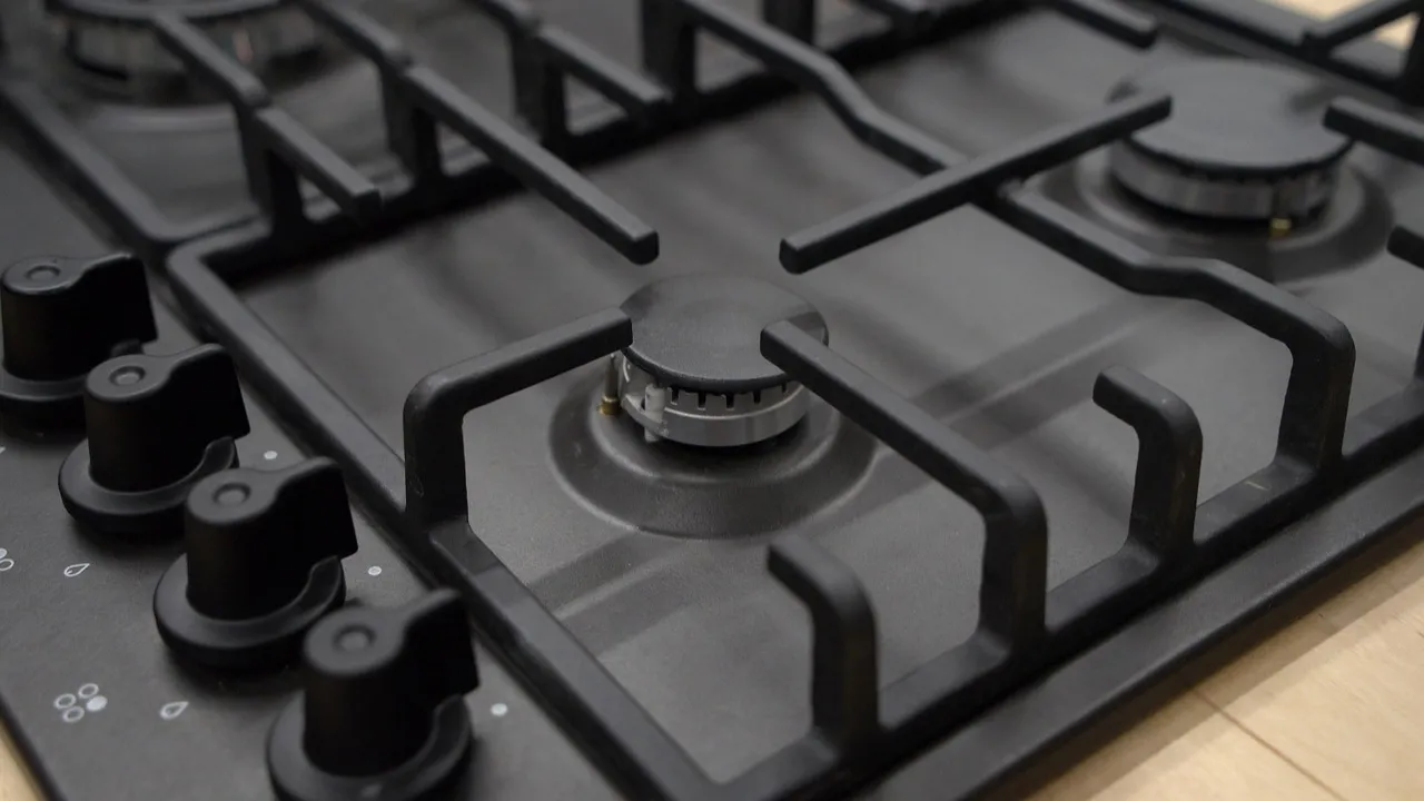 Як швидко відчистити газову плиту від застарілого жиру: експерти назвали дешевий і дієвий засіб 