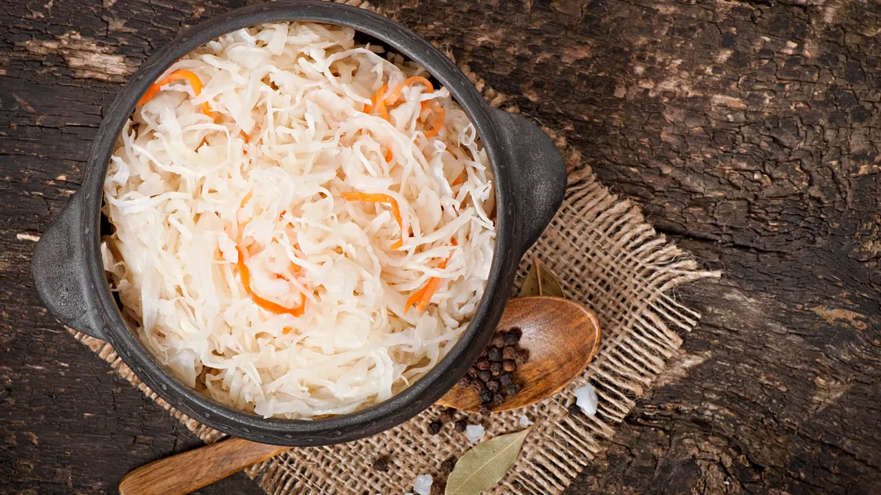 Хрустка квашена капуста: розкрито той самий бабусин рецепт, який завжди вдається 