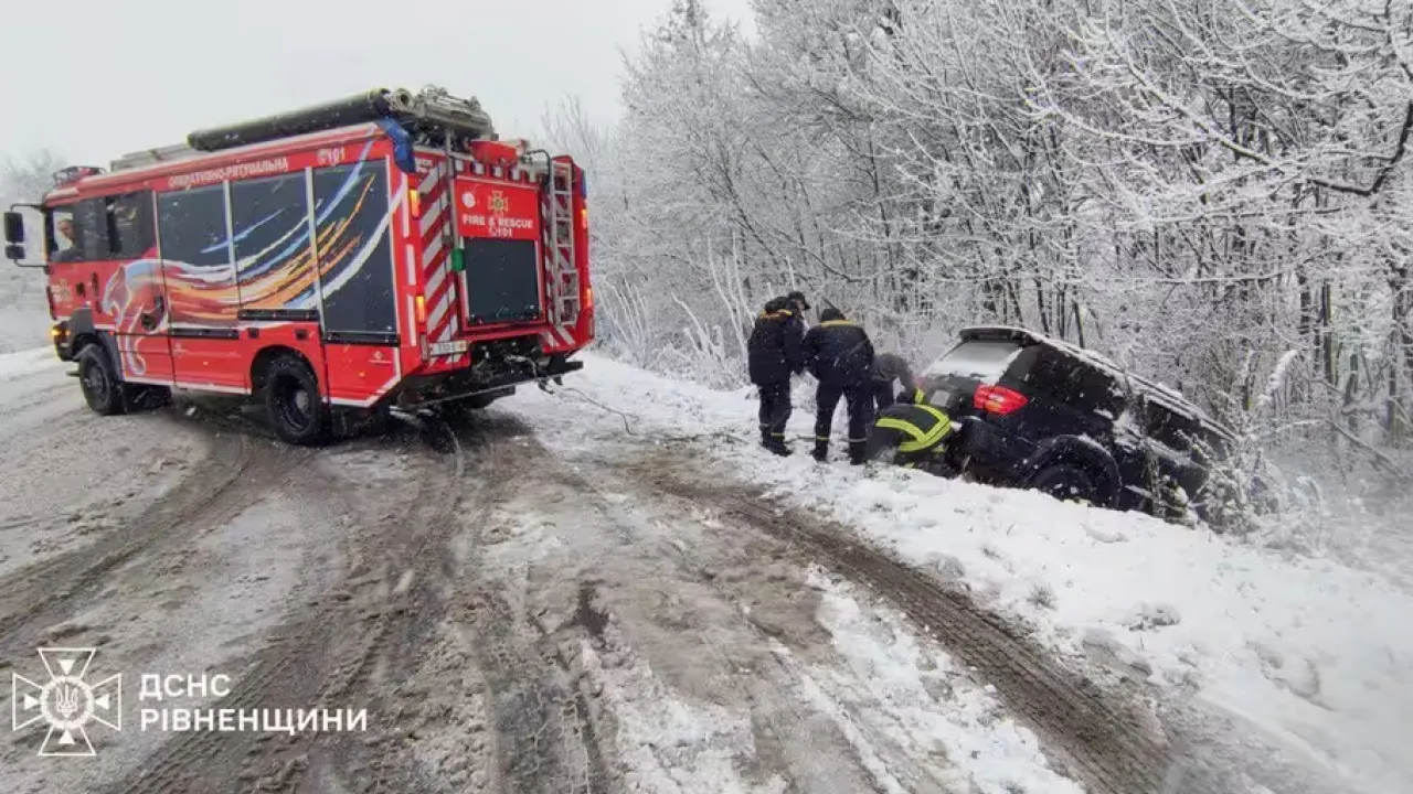 Машини просто злітають з дороги: Рятувальники вже витягнули з узбіччя 4 автівки 