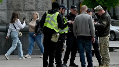 Чи можуть забрати телефон дорогою до ТЦК і навчальних центрів: пояснення юриста - фото