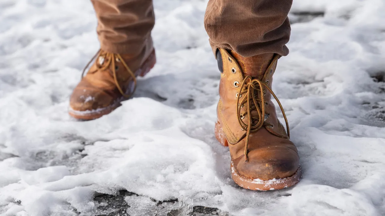 Проведіть один раз — і взуття вже не ковзає на слизьких дорогах: як зробити підошву стійкішою 