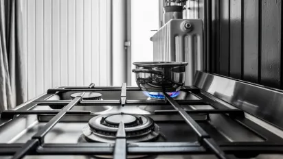 Позбавляє жиру миттєво: простий трюк для чистої газової плити без хімії - фото